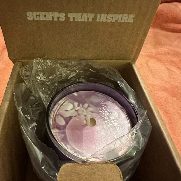 Victoria's Secret Candle - Love Spell Candle - Picture 2 of 4